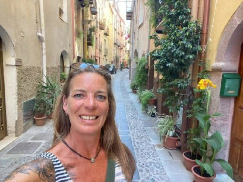 Touristin in der malerischen Stadt Bosa, Italien