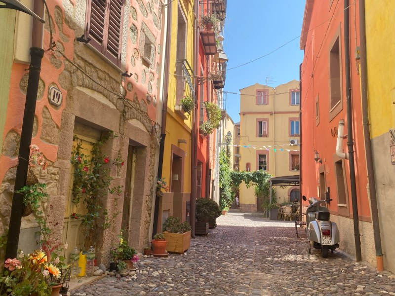 Malerische Innenstadt von Bosa, Italien