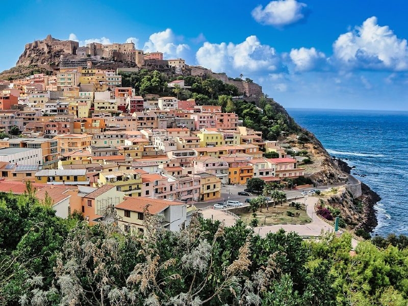 Ausblick auf die am Meer gelegene Stadt Castelsardo, Italien