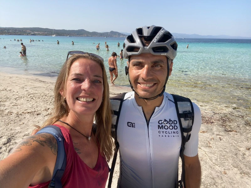 Reisende mit Fahrradguide am Strand von Santa Teresa, Italien