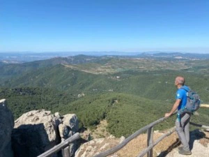 Wanderer blickt auf die Supramonte Gebirge