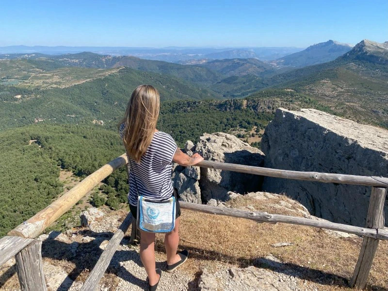 Ausblick von der Aussichtsplattform auf das Supramonte-Gebirge