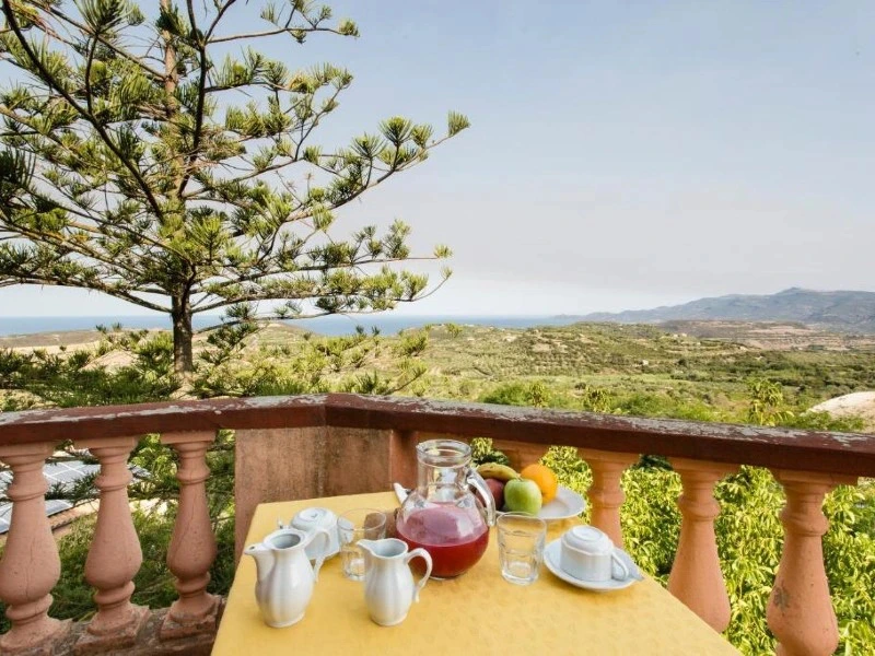 Kaffee auf dem Balkon des Hotels in Tresnuraghes, Italien genießen.
