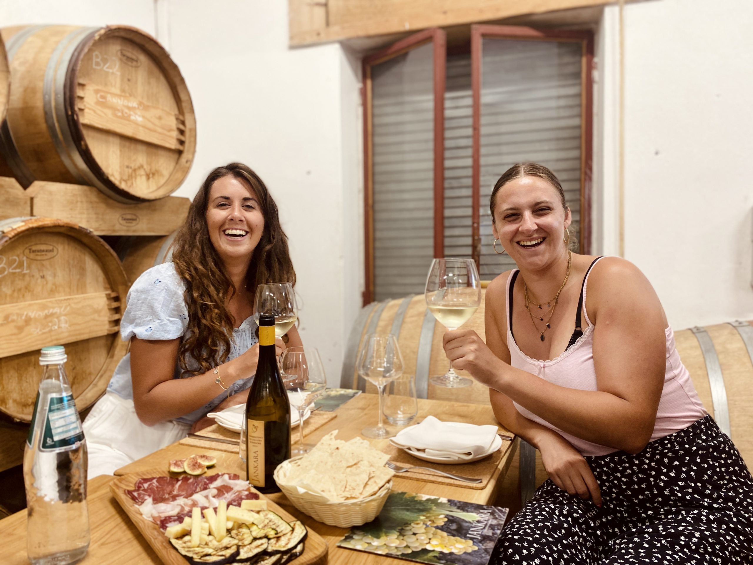 Reisende bei einer Weinverkostung in Sardinien, Italien