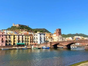 Ausblick auf die Stadt Bosa in Italien