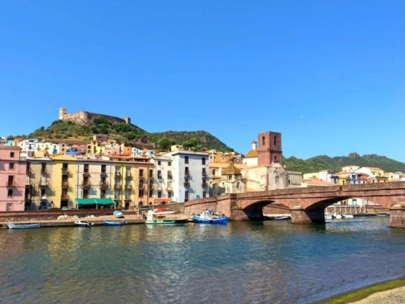 Ausblick auf die Stadt Bosa in Italien