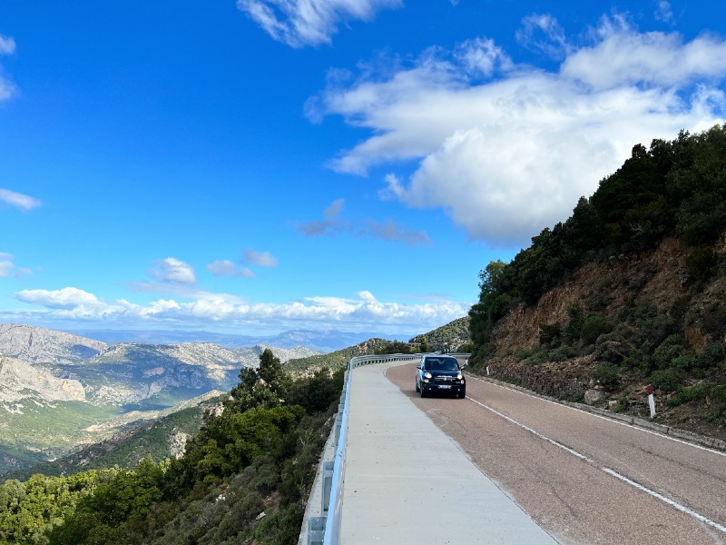 Mit dem Mietwagen unterwegs in Sardinien, Italien
