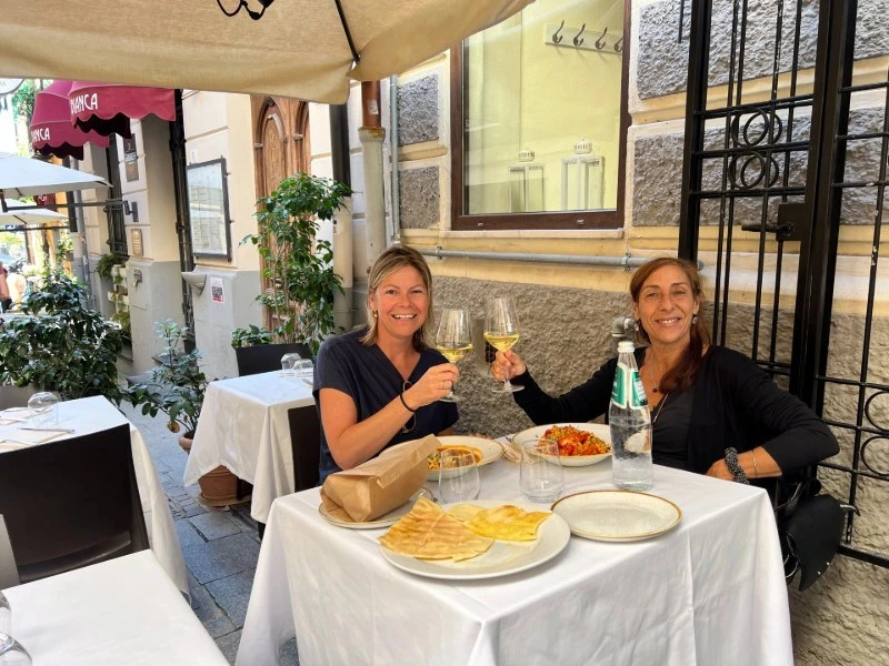 Reisende mit einem Glas Wein beim Mittagessen in Sardinien, Italien