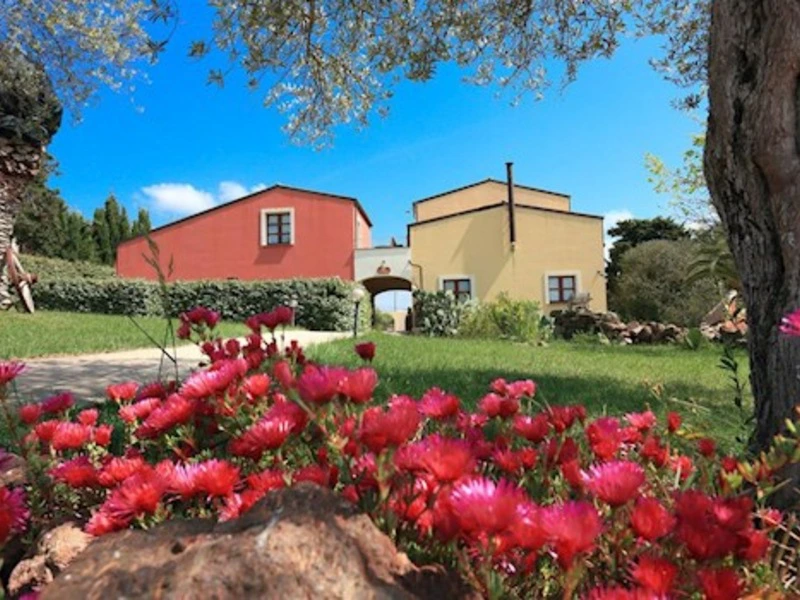 Außenanlage der Unterkunft in Alghero, Italien