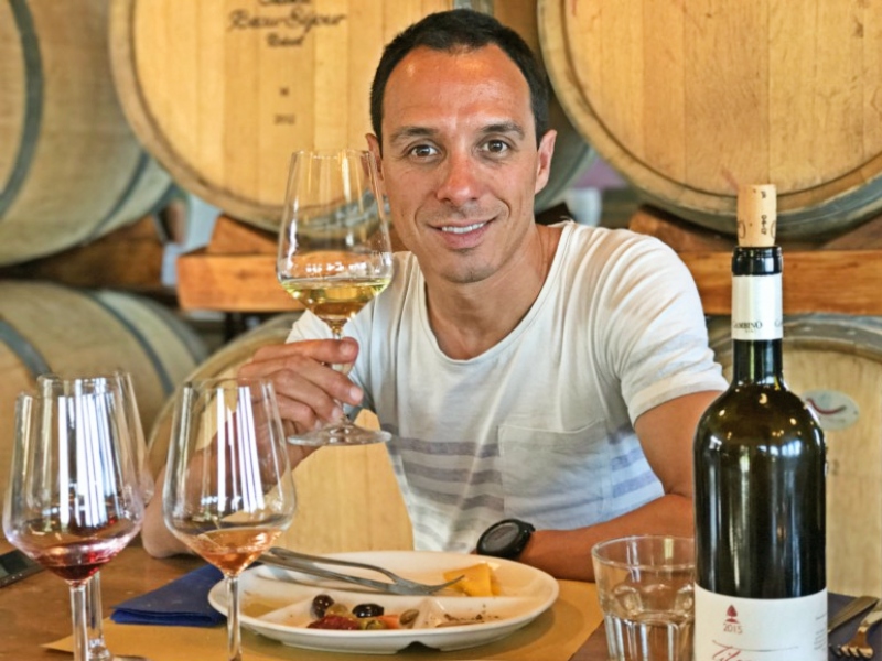Weinverkostung auf einem lokalen Weingut in Polignano, Italien