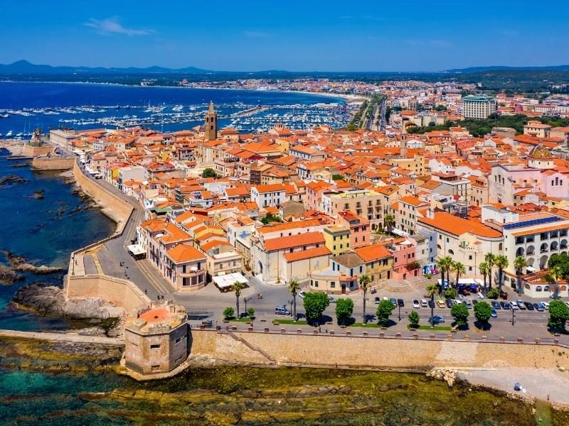 Ausblick auf die Dächer der historischen Stadt Alghero, Italien