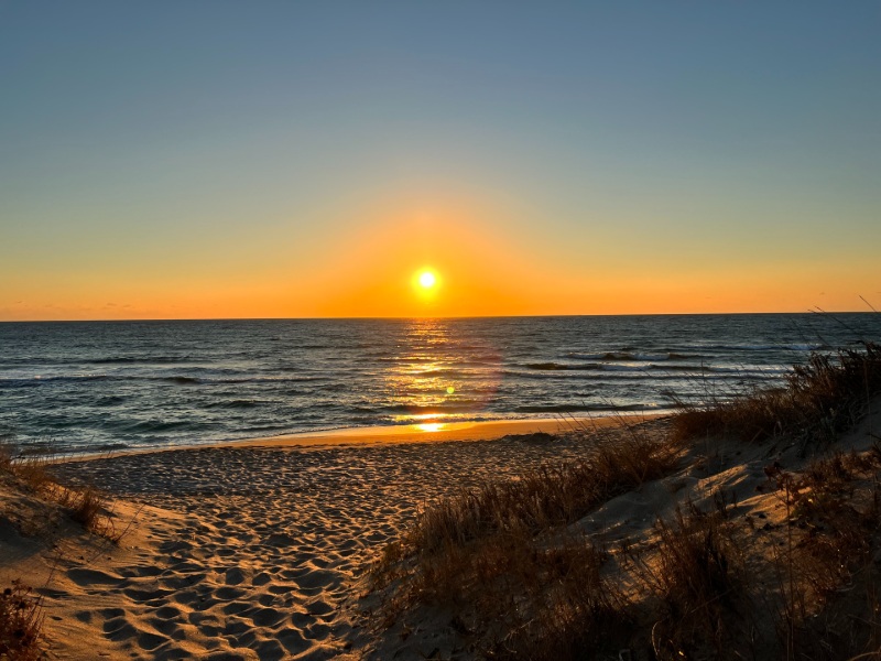 Sonnenuntergang am Strand in Sardinien, Italien