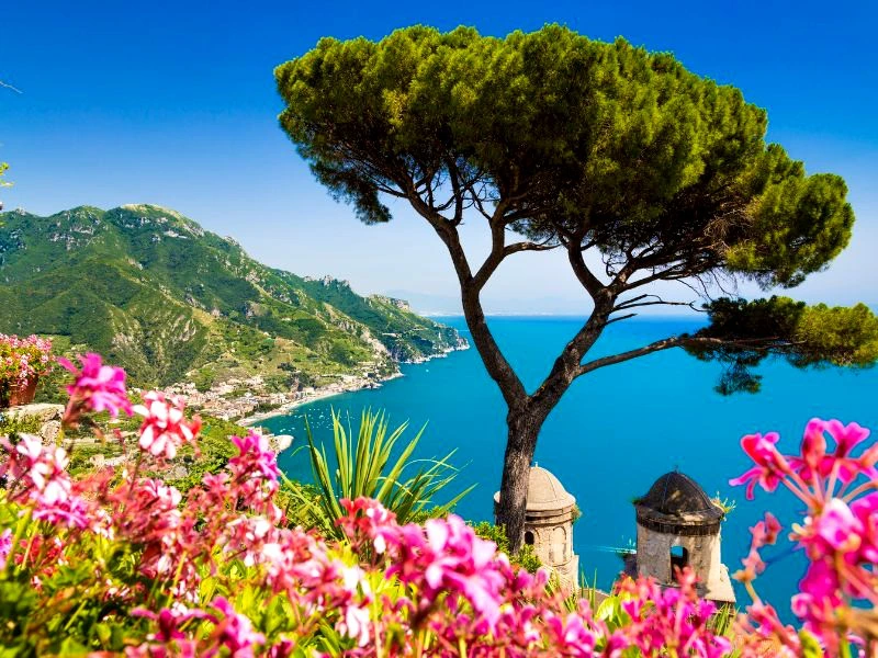 Blick auf die Amalfiküste in Italien