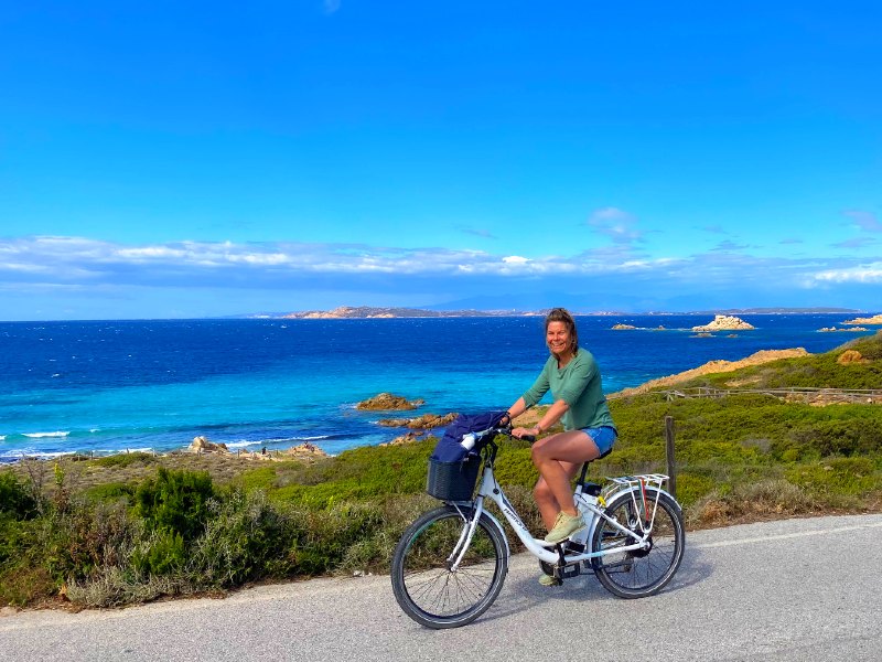 Touristin auf dem Fahrrad entlang der Küste in Sardinien, Italien