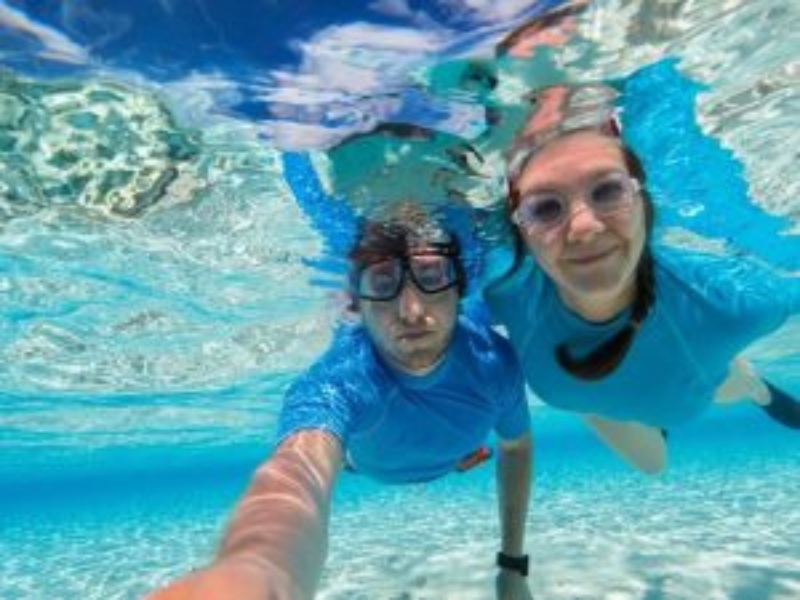 Touristen beim Schnorcheln in La Maddalena, Italien