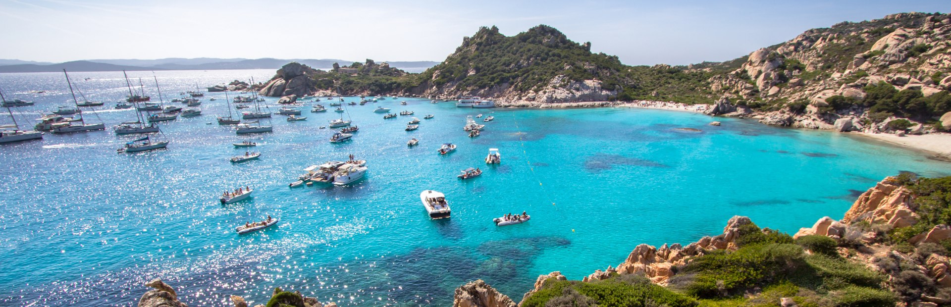 Blaues Meer mit Booten vor Sardinien, Italien