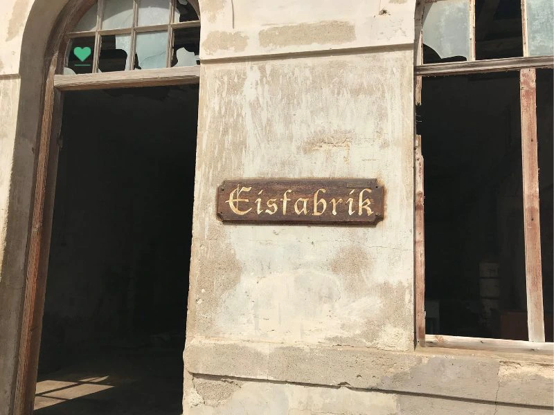 Eine alte Eisfabrik mitten in der Wüste von Namibia