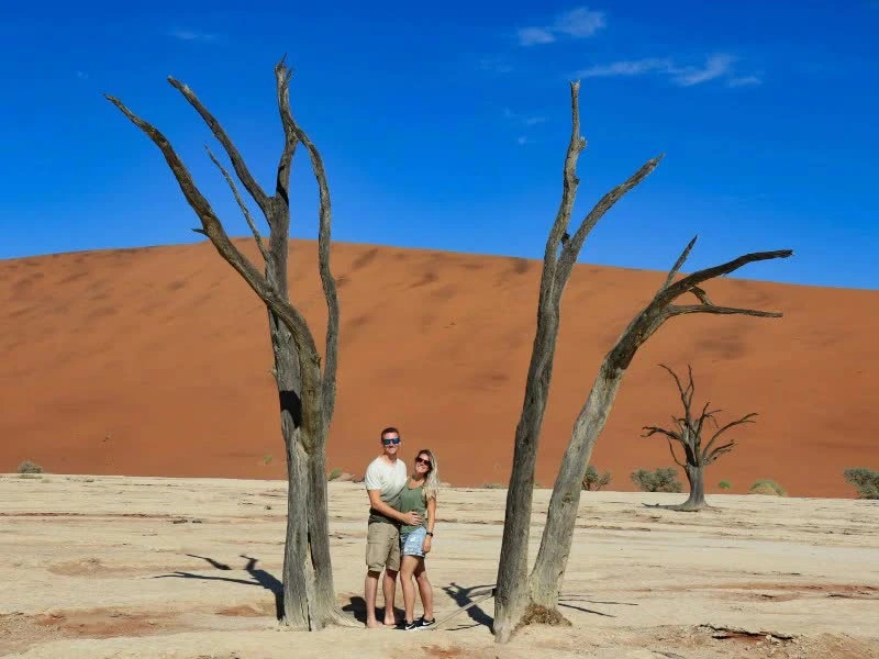 Reisende am Deadvlei während einer individuellen Namibia Rundreise