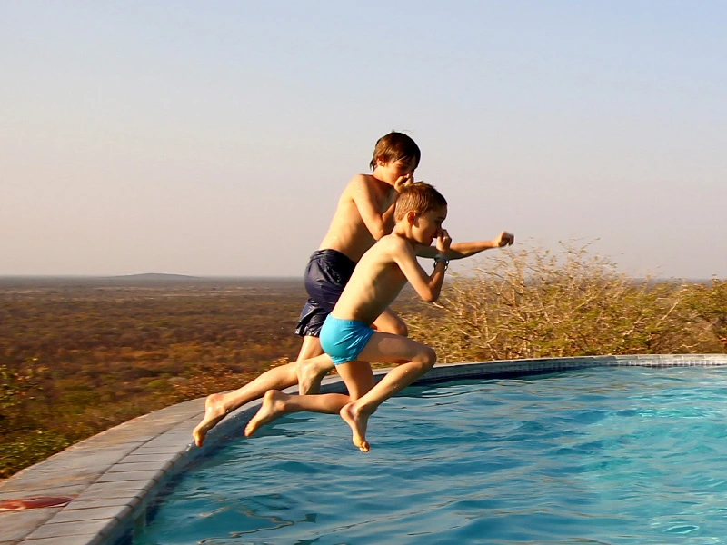 Namibia Reisen - Kinder springen in einen Pool