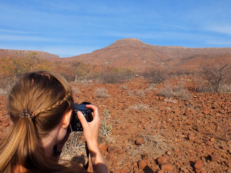 Reisende fotografiert Landschaft in Namibia