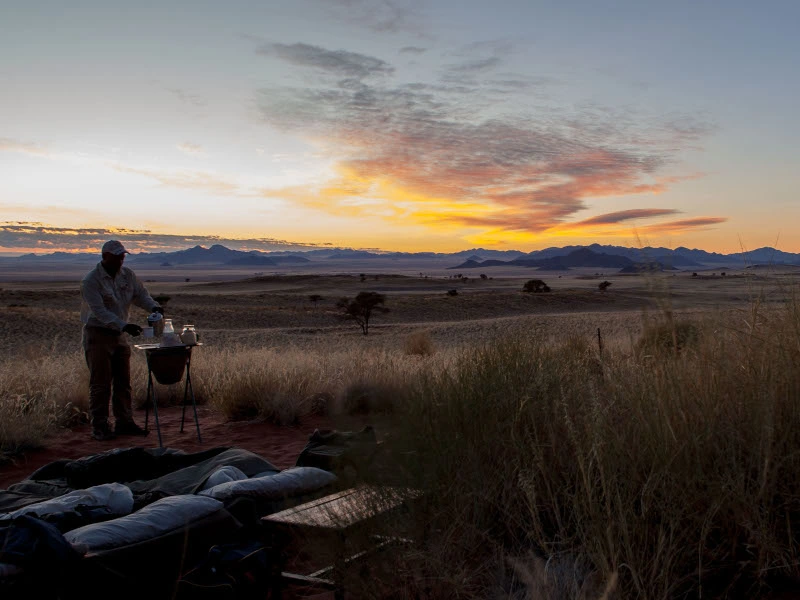 Sonnenaufgang während des Tok Tokkie Trails Familie auf den Dünen von Sossusvlei Namibia