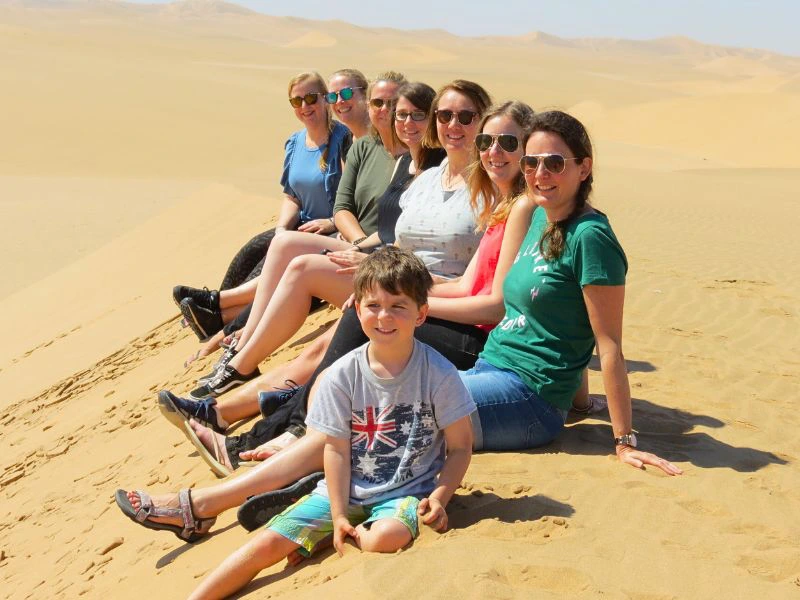 Familie auf den Dünen der Sossusvlei Namibia