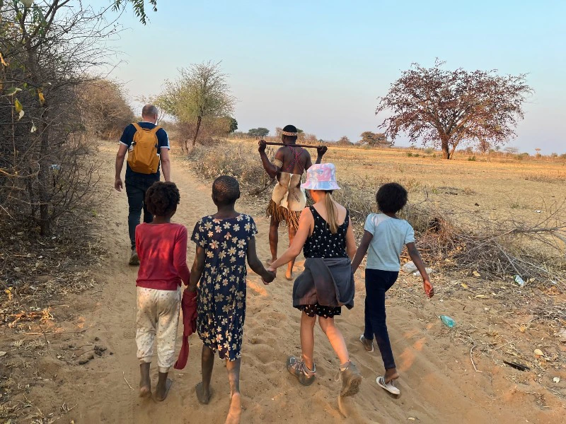 Kinder laufen mit Kindern der Himbas durch Namibia