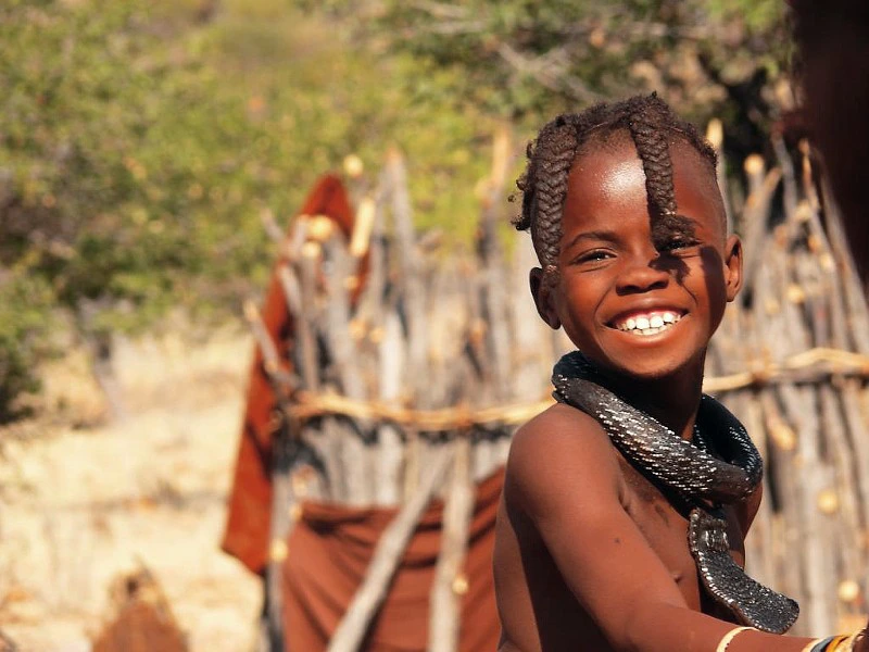Kleiner Junge der Himba in Namibia