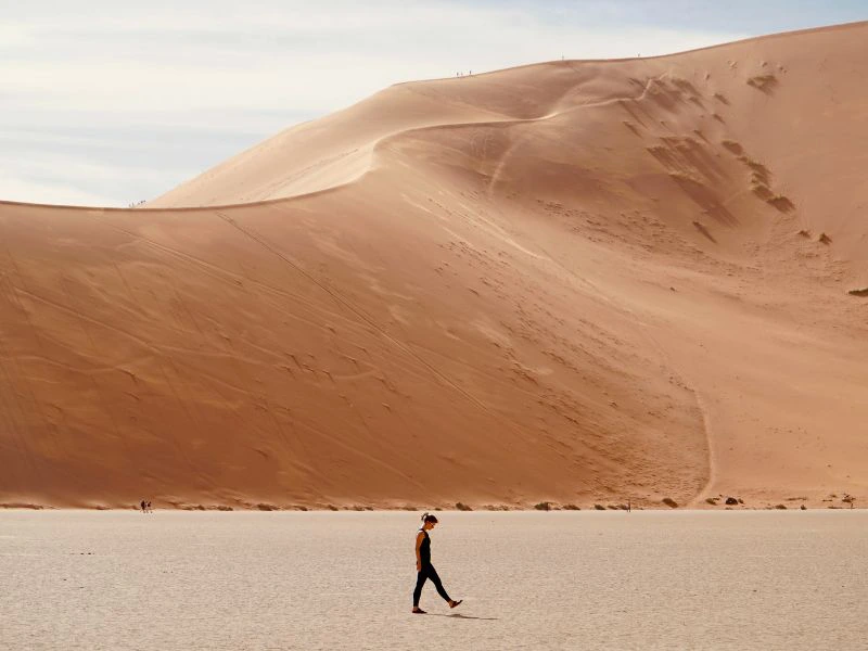 Person im Sossusvlei Namibia