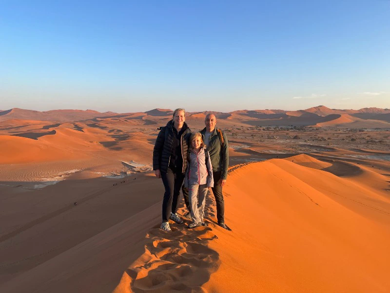 Familie in Sossusvlei auf den Dünen Namibia