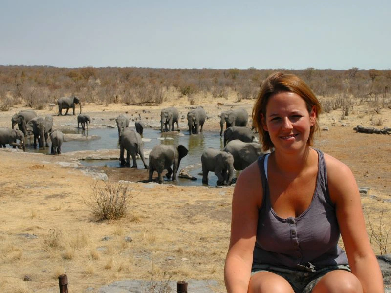 Frau am Wasserloch Etosha Nationalpark Namibia