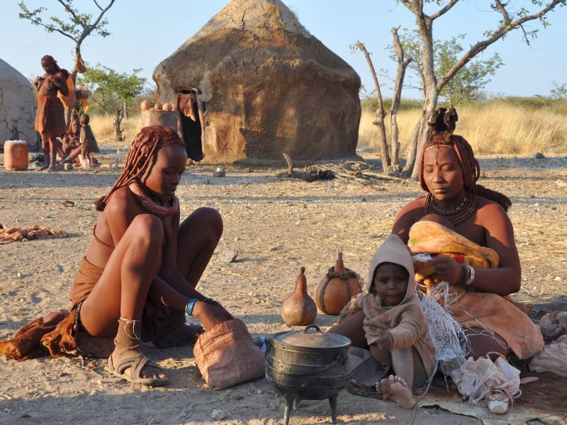 Himba Frauen in einem Dorf in Namibia