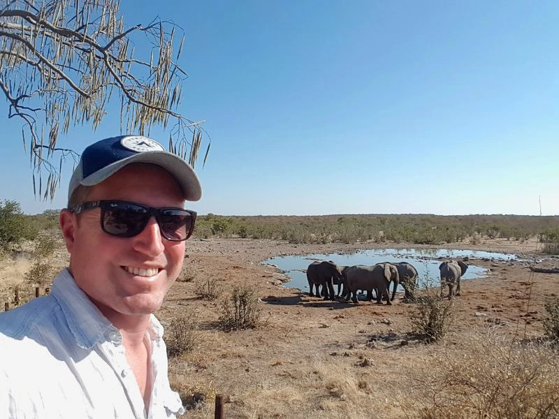Wasserloch mit Elefanten im Etosha Nationalpark