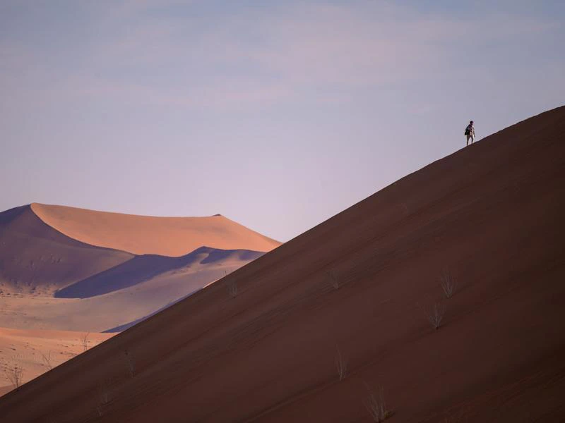 Aufstieg auf eine Sanddüne im Sossusvlei