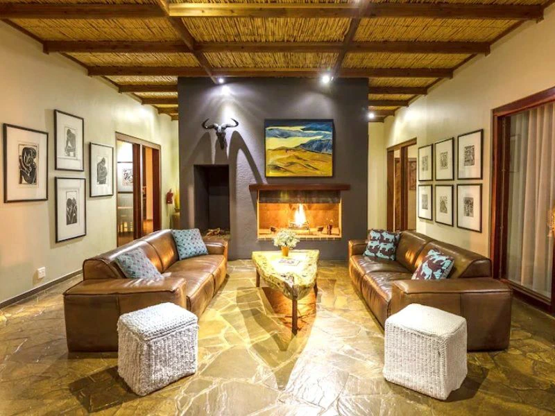 Gemütlicher Aufenthaltsbereich mit geräumigen Sitzbereich und Kamin