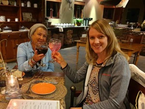 Anstoßen auf einen tollen Urlaub in Namibia