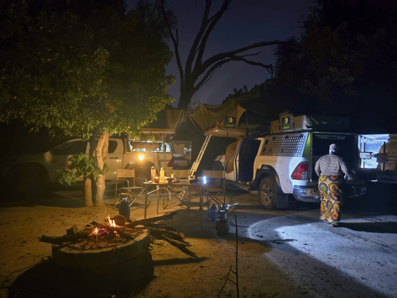 Dachzeltcamper in Khwai in Botswana