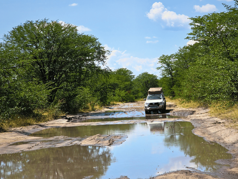 Dachzeltcamper im Schlamm in Botswana