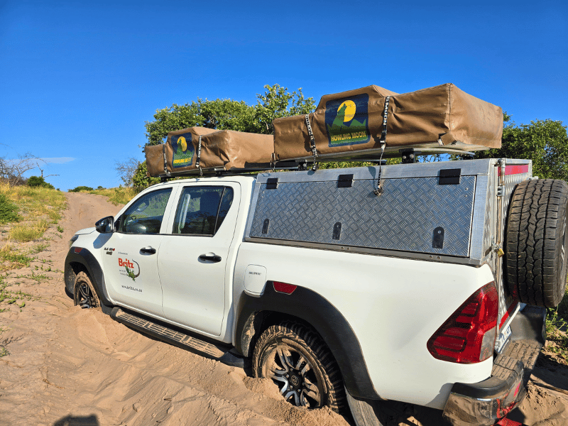 Dachzeltcamper im Sand in Moremi in Botswana