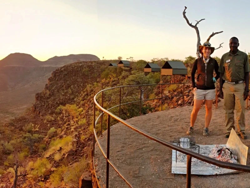 Aussichtsplattform in Ihrem Camp in Etendeka, Namibia