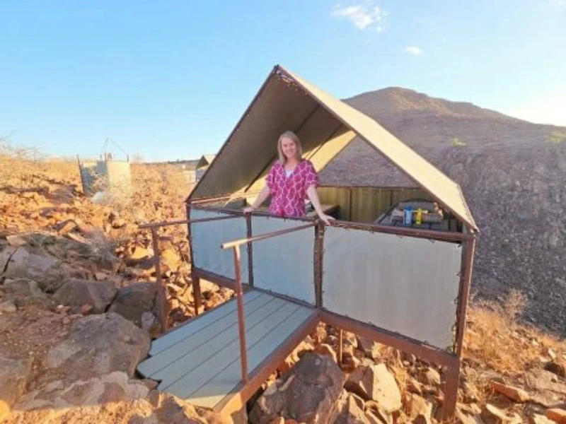 Reisende auf der Veranda des Camps in Etendeka, Namibia