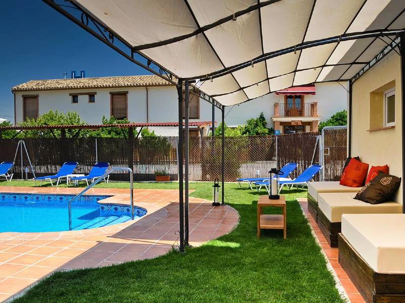 Liegen am Pool des Cortijo in Spanien