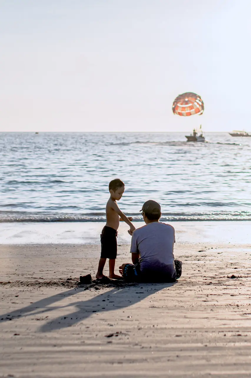 Vater mit Kind am Strand