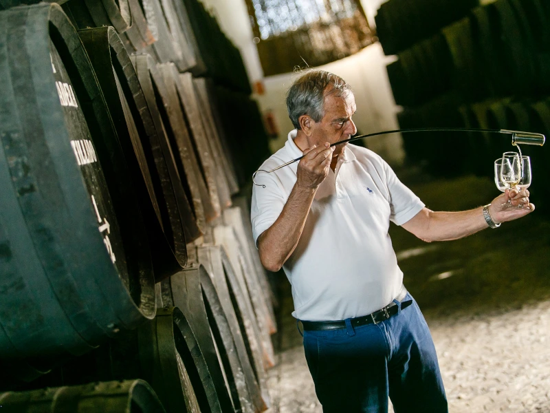 Mann im Keller mit Sherry Fässern in Spanien