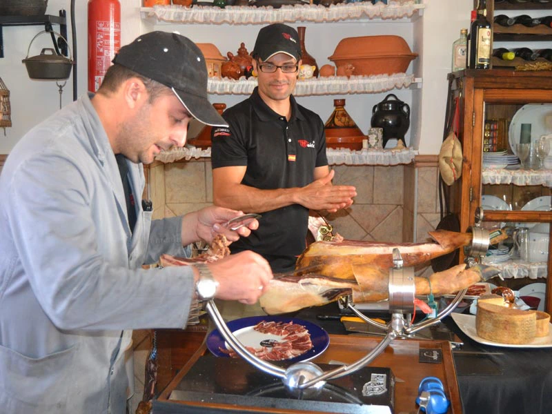 Andalusien Mietwagenrundreise Sevilla Ausflug Schinken