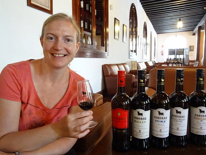 Reisende probiert Sherry in Spanien