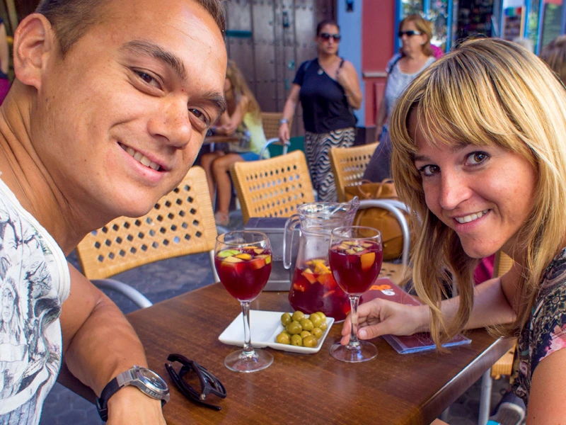Pärchen mit Oliven und Sangria
