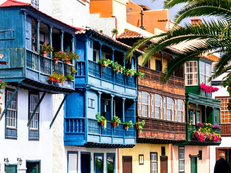 Häuserreihe auf den Kanaren