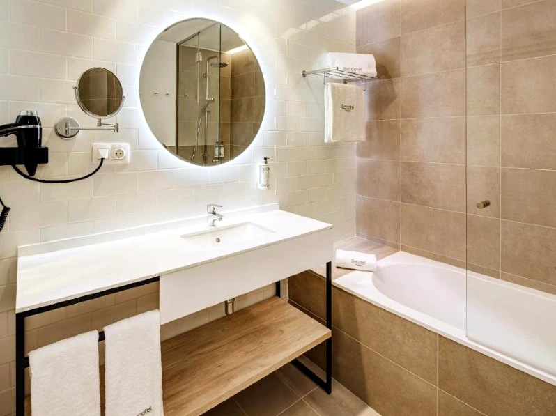 Modernes Bad im Hotel in Bilbao