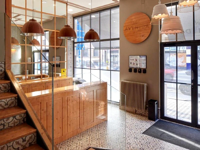 Hölzerner, einladender Empfang in Pamplona